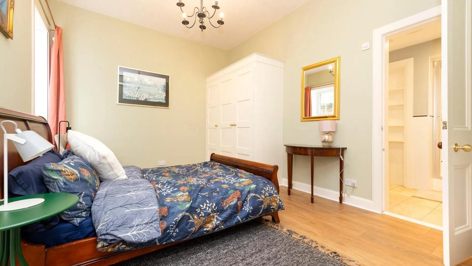 Stylish 1-Bedroom Edinburgh Apartment 0*,