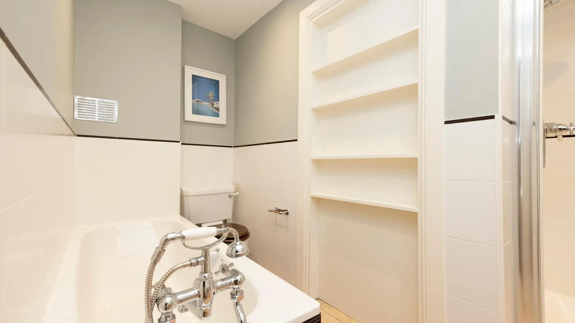 Stylish 1-Bedroom Edinburgh Apartment 0*,