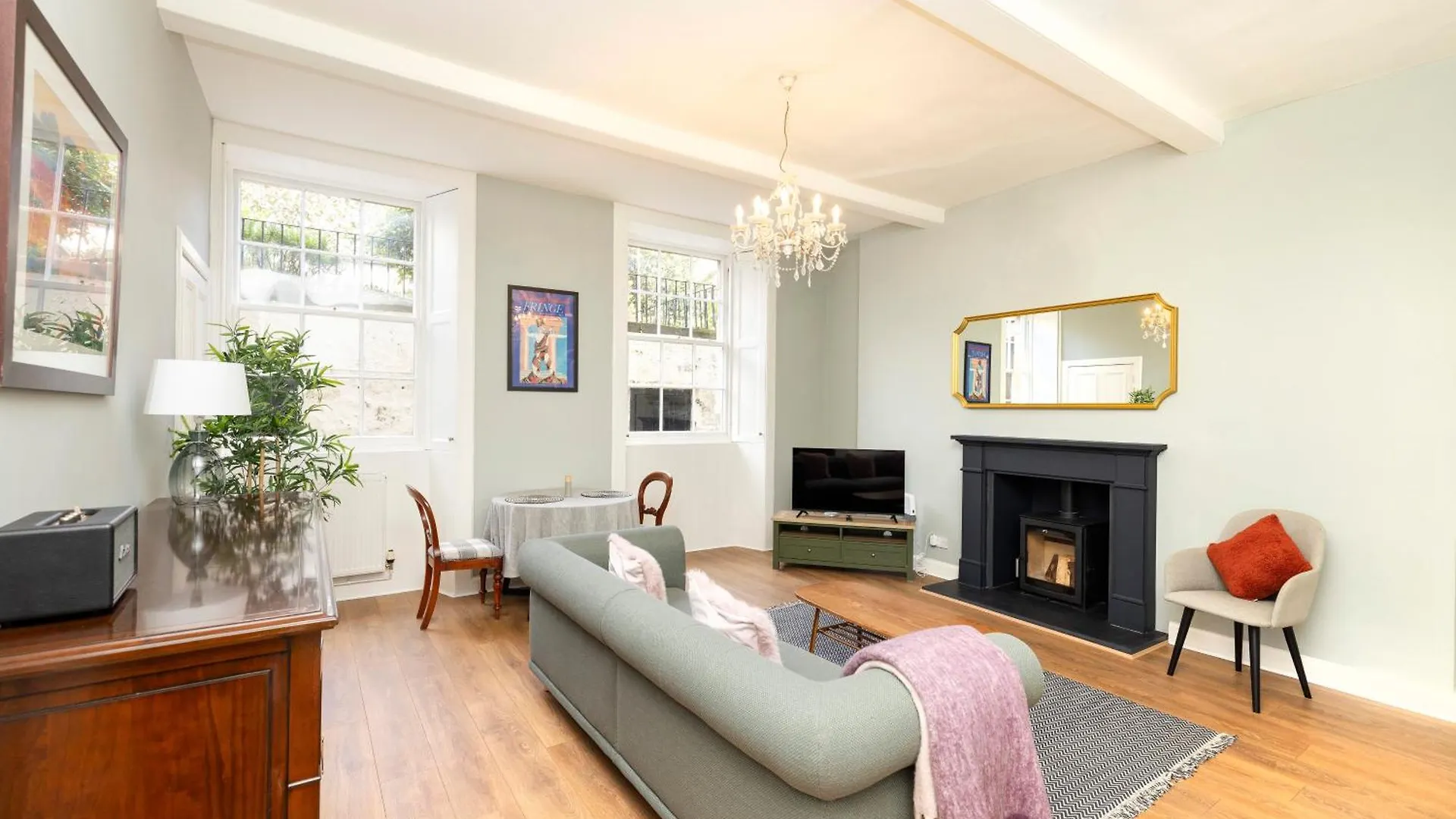 Stylish 1-Bedroom Edinburgh Apartment 0*,